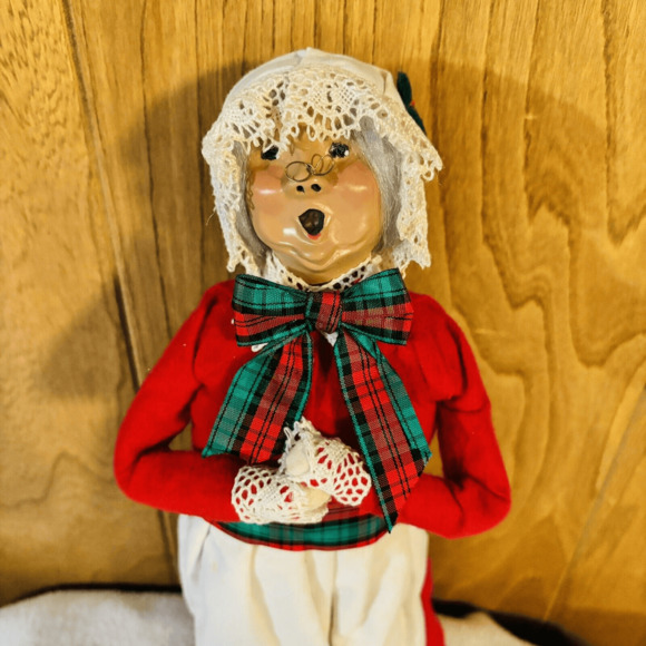 Byers Choice Caroler Woman Red Dress Plaid Bow 1987 Christmas Figurine USA - Picture 3 of 5